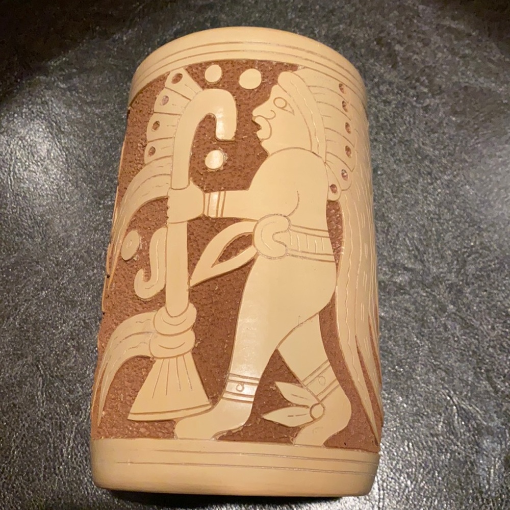 EUC SIGNED Celia Salazar Chorotega pottery: stippled brown; tan etched/polished